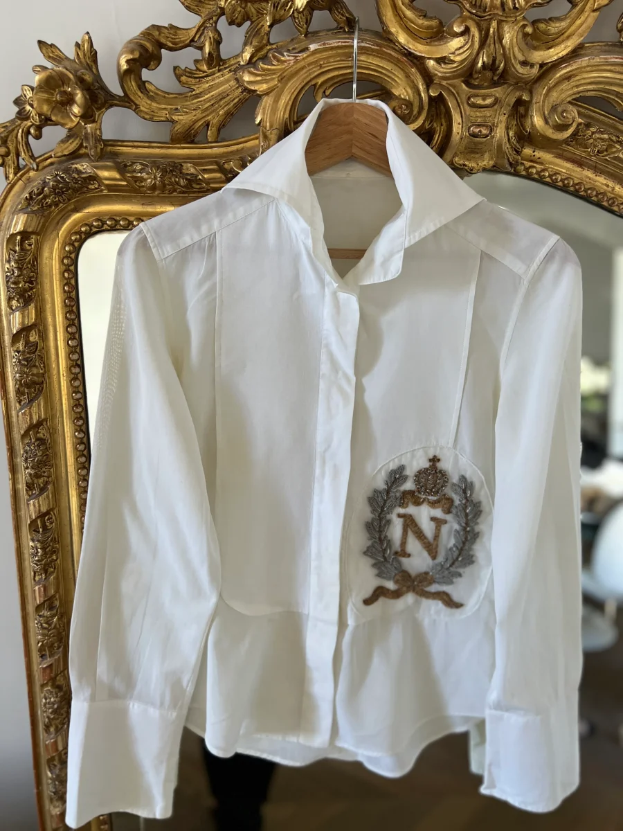 Noémie Lenoir Chemise Dolce&Gabbana blanche écusson – Image 5