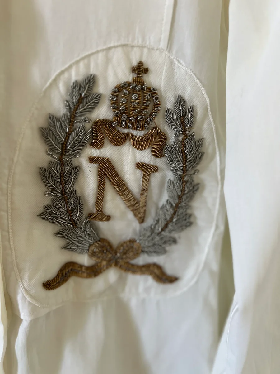 Noémie Lenoir Chemise Dolce&Gabbana blanche écusson – Image 6