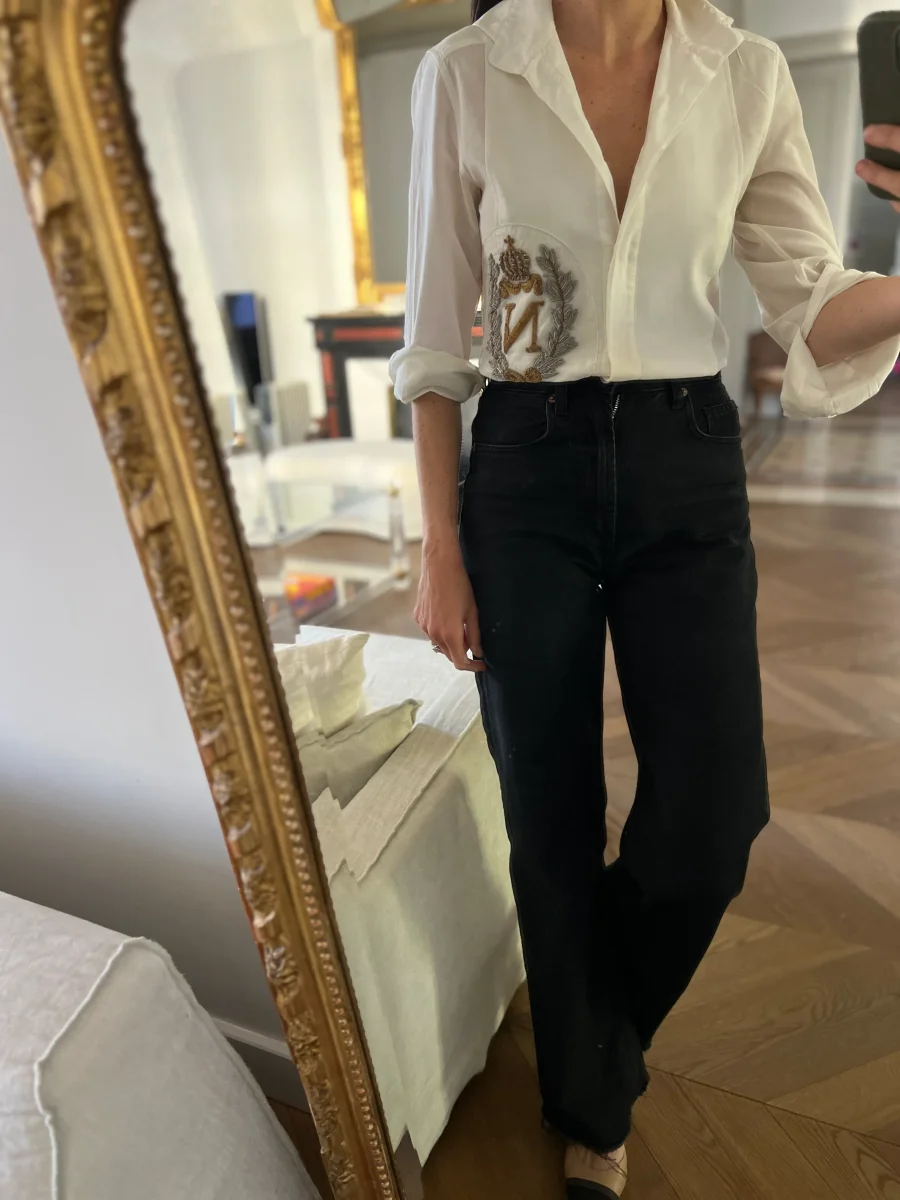 Noémie Lenoir Chemise Dolce&Gabbana blanche écusson – Image 3