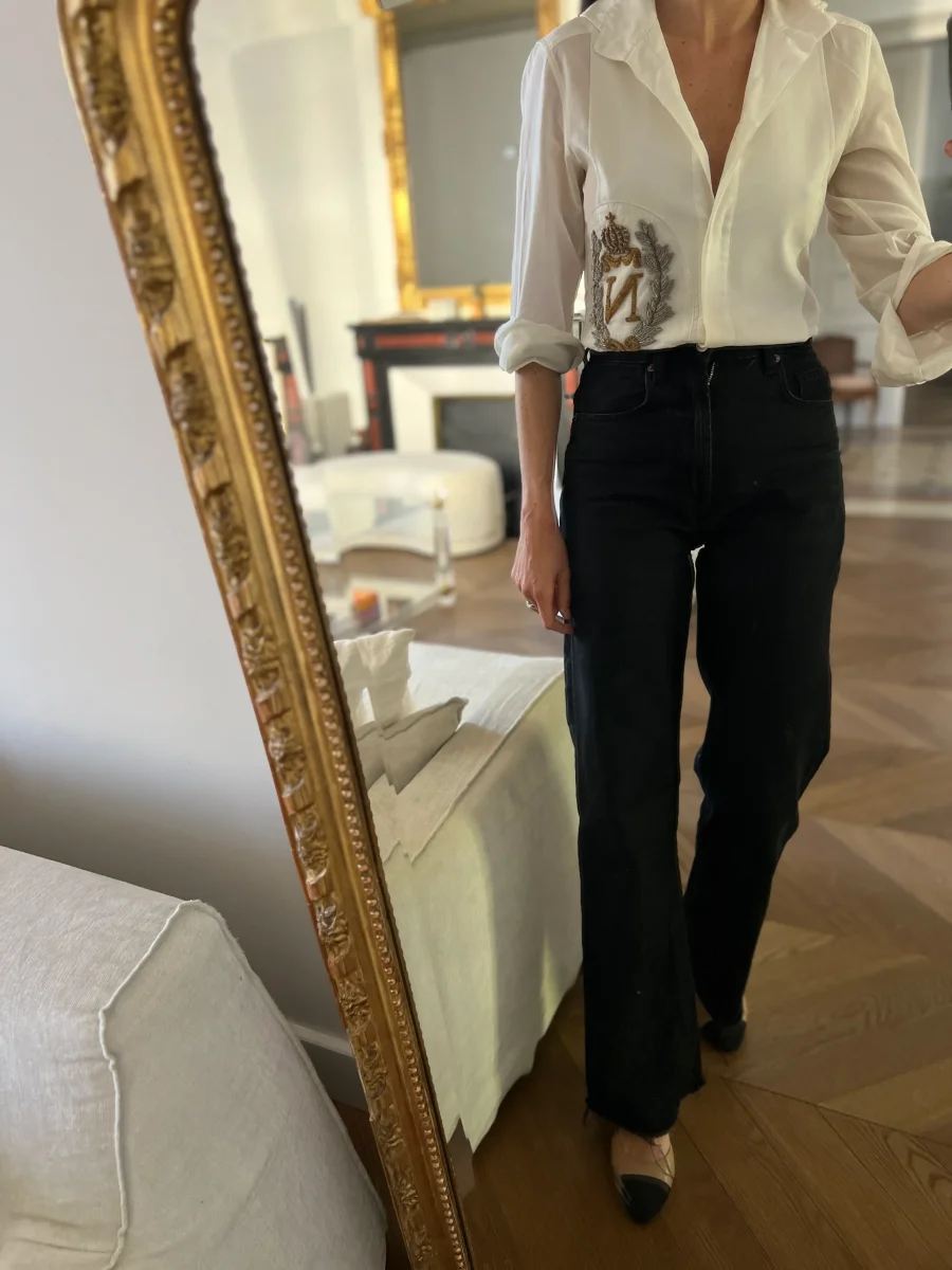 Noémie Lenoir Chemise Dolce&Gabbana blanche écusson – Image 2