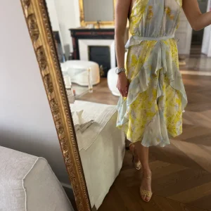 Noémie Lenoir Robe H&M Conscious Exclusive en soie jaune