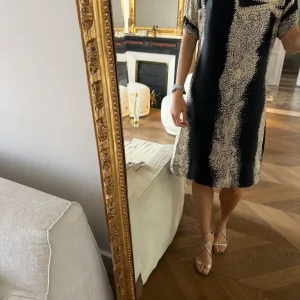 Noémie Lenoir Robe Paul&Joe en soie noire et ecrue