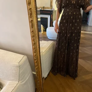 Noémie Lenoir Robe Ba&sh longue plumes dorées