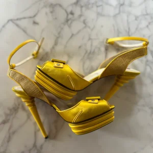 Noémie Lenoir Escarpins Cerase Paciotti jaune