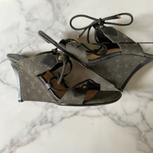 Noémie Lenoir Sandales compensées Louis Vuitton kaki