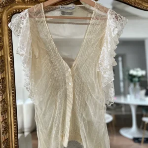 Noémie Lenoir Gilet dentelle Dolce&Gabbana ecru