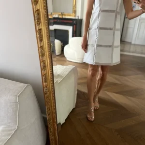 Noémie Lenoir Robe courrèges blanche
