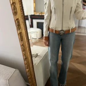 Noémie Lenoir Veste Versace ceinturée