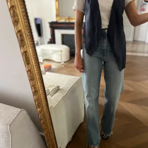 Noémie Lenoir Boléro Helmut Lang en cuir bleu marine