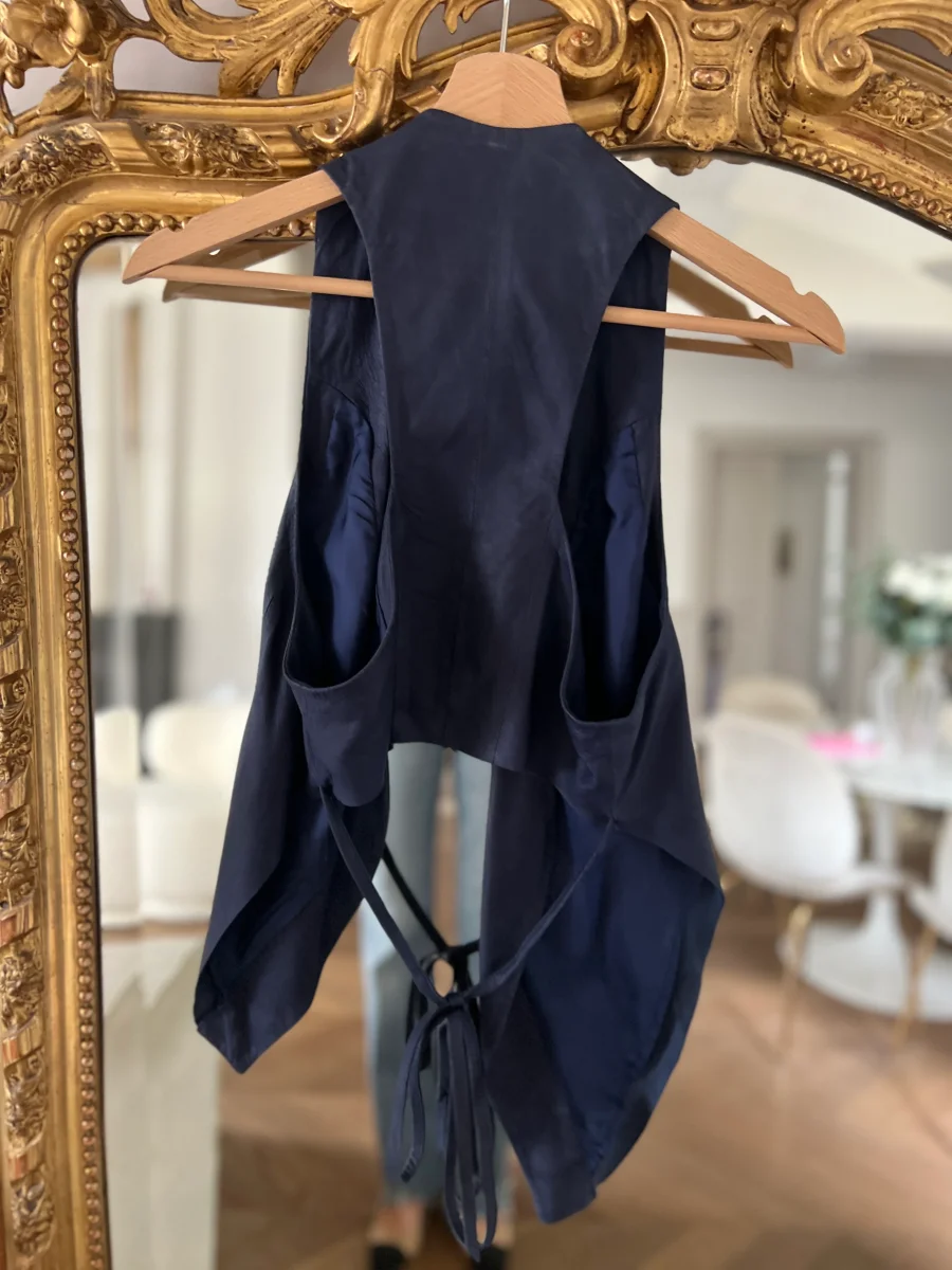 Noémie Lenoir Boléro Helmut Lang en cuir bleu marine – Image 7