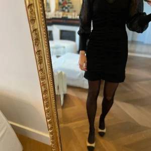 Ariane Brodier Robe Sandro noire manches plumetis