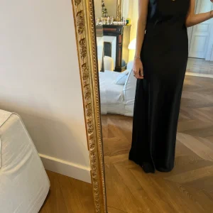 Ariane Brodier Robe Parisienne et Alors noire satinée à bretelles blanches