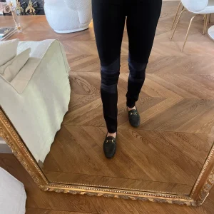 Anne Charlotte Jean slim Sandro noir et bleu