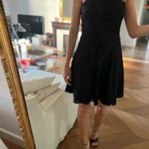 Anne Charlotte Robe Sandro chic en dentelle noire