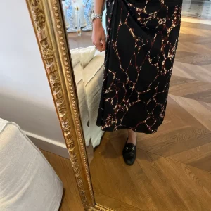 Jupe Ba&sh midi noire à motifs prune