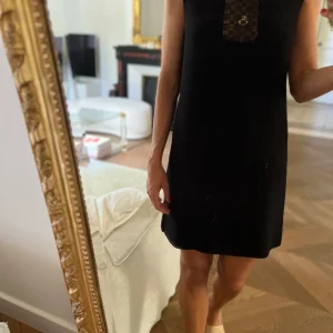 Robe Sandro en dentelle noire dos croisé