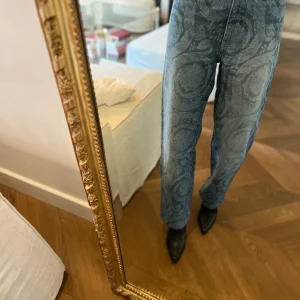 Versace-Jean coupe Barocco boutons dorés