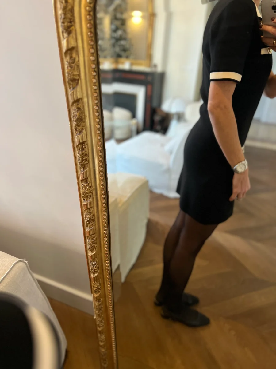 Maje - Robe noire col et bordure beige boutons dorés – Image 3