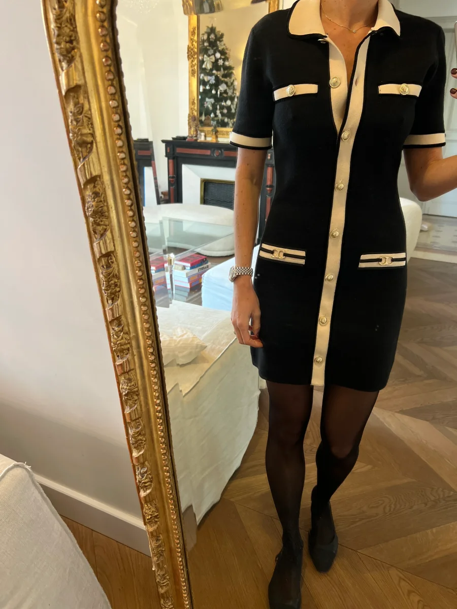 Maje - Robe noire col et bordure beige boutons dorés – Image 5