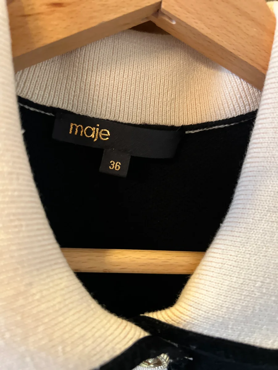 Maje - Robe noire col et bordure beige boutons dorés – Image 8