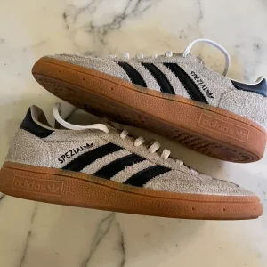 Adidas -  Baskets spezial beige