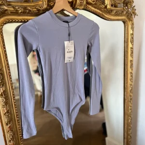 Malika Menard Body Zara violet