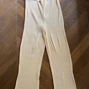 Malika Menard Pantalon de grossesse Pretty Little Thing beige plissée