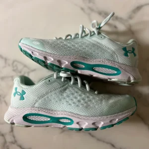 Malika Menard Baskets Hovr Infinite vert d'eau