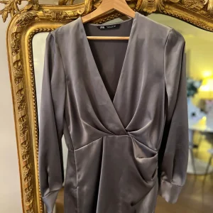 Zara - Robe Argentée satinée