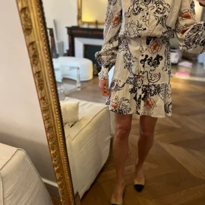 Robe Pinko beige motifs noirs