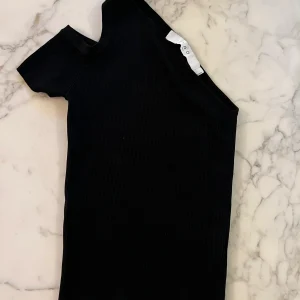 Iro -  Top asymétrique noir Alyxe