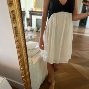 Anne Charlotte Robe Sandro en soie noire et blanche liseré doré