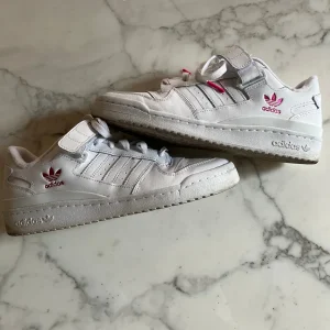 Baskets homme Adidas blanche et rose