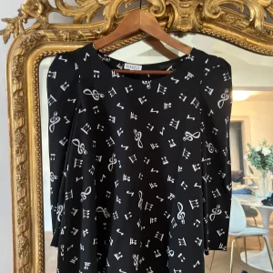 Blouse Claudie Pierlot noire avec notes de musique