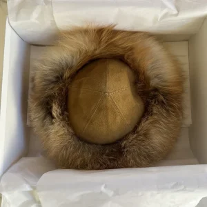 Couvre tête en peau et fourrure beige