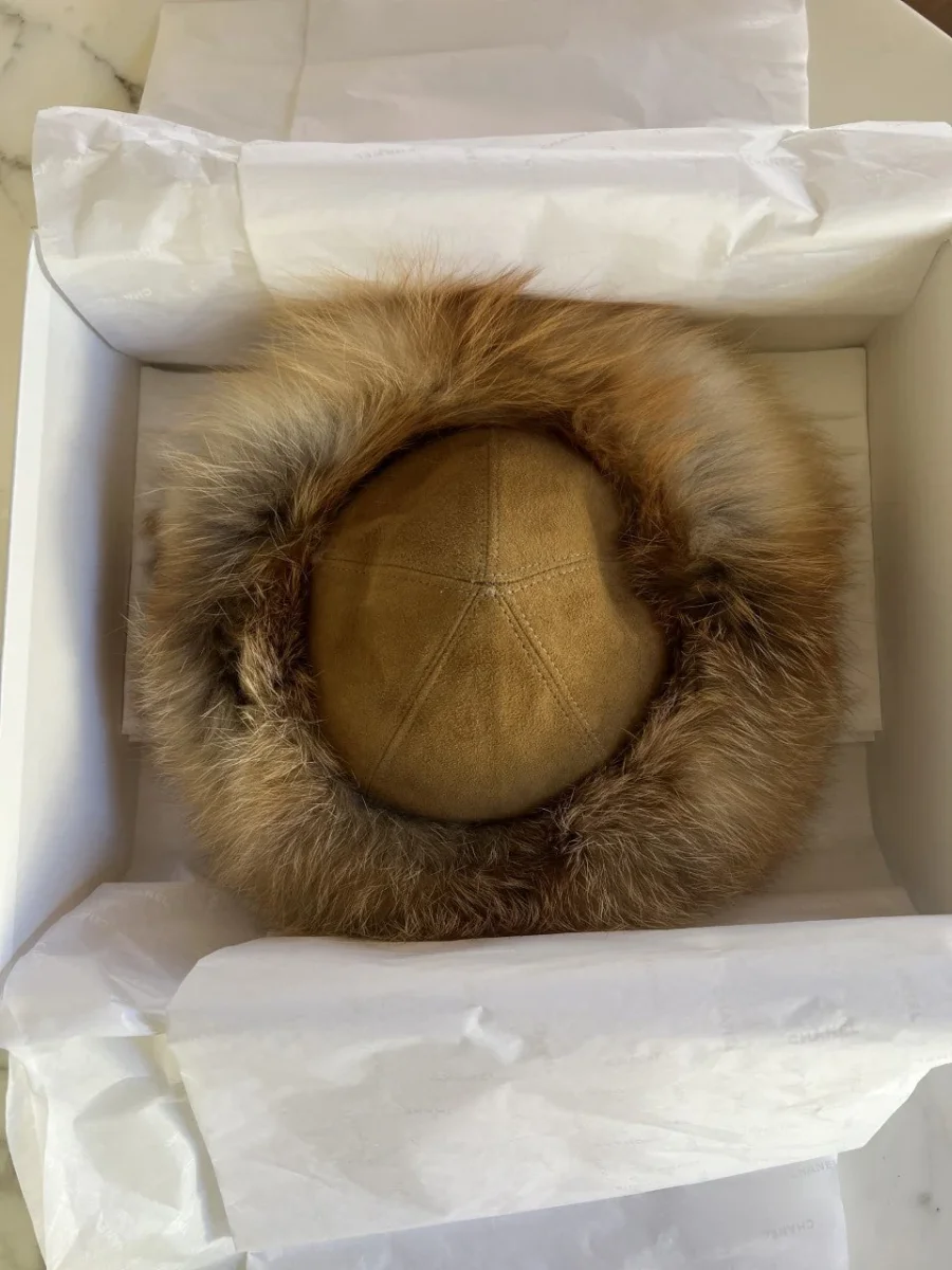 Couvre tête en peau et fourrure beige – Image 2