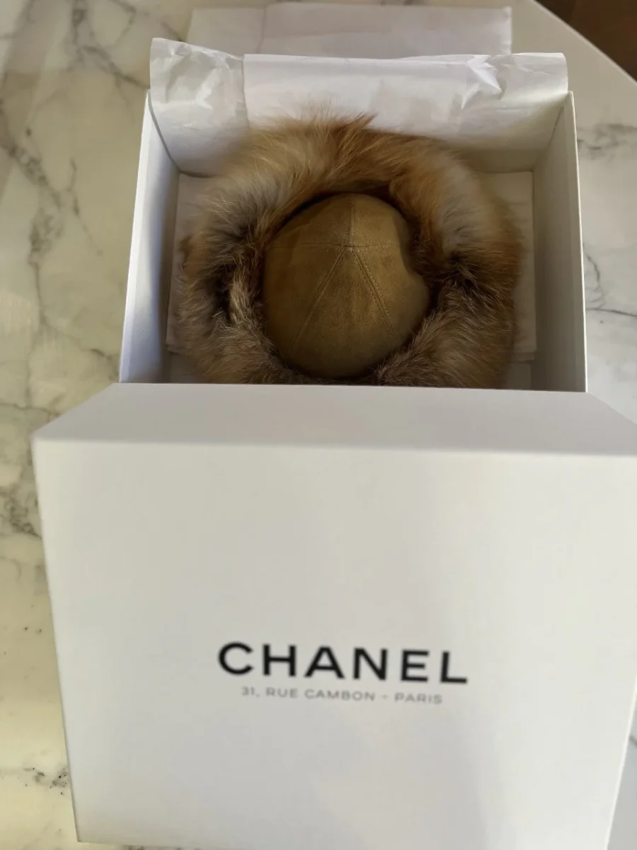 Couvre tête en peau et fourrure beige – Image 3