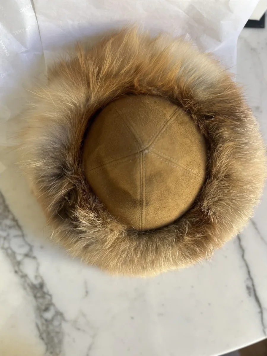 Couvre tête en peau et fourrure beige – Image 4