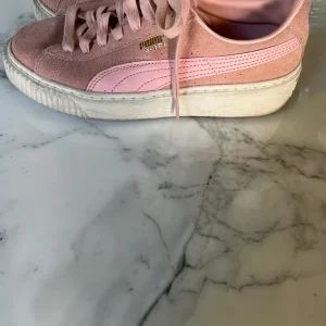 Charlotte Pirroni Baskets Puma rose clair suede