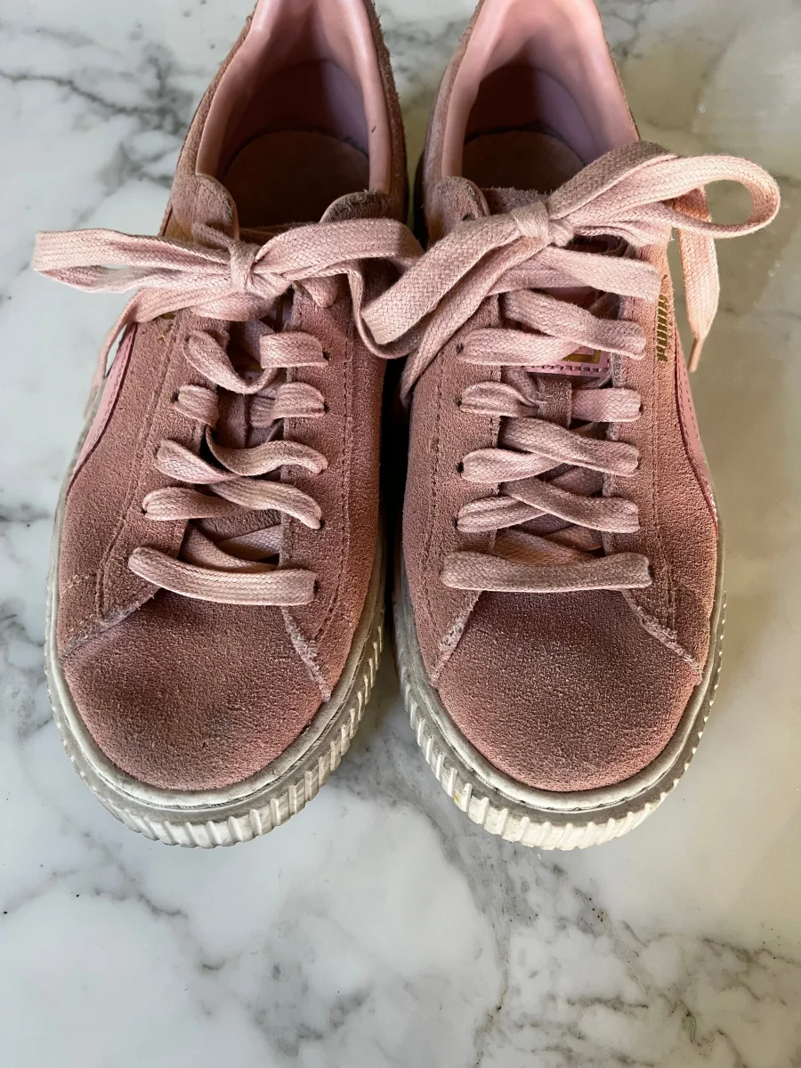 Charlotte Pirroni Baskets Puma rose clair suede – Image 4