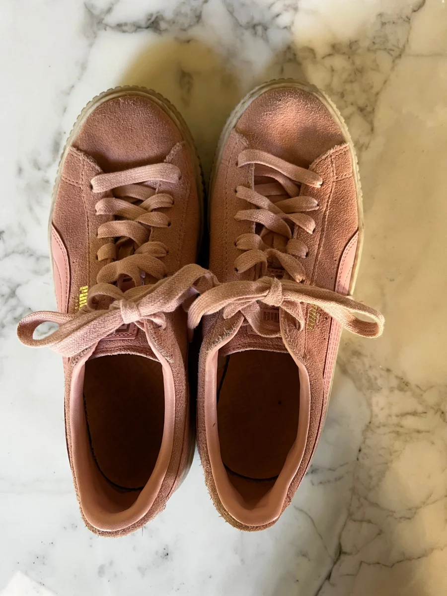 Charlotte Pirroni Baskets Puma rose clair suede – Image 6