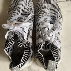 Charlotte Pirroni Homme Baskets adidas boots à rayures noires