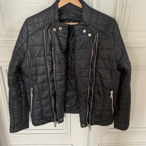 Charlotte Pirroni Homme doudoune Balmain noire