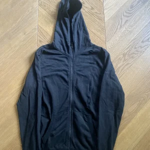 Charlotte Pirroni Homme gilet Zara noir à capuche