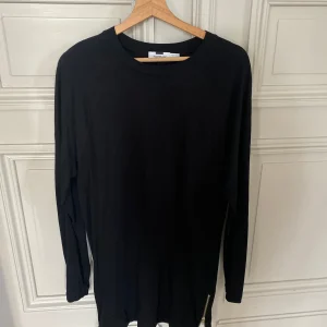 Charlotte Pirroni Homme Haut long Top Man en coton noir