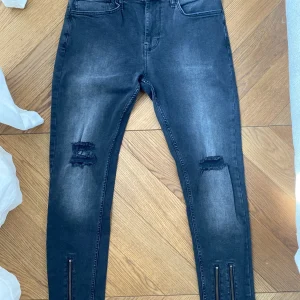 Charlotte Pirroni Homme Jean Zara noir délavé