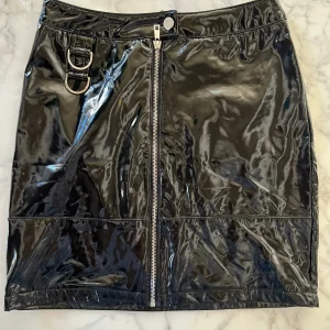 Charlotte Pirroni Jupe Daphnea noir vernis