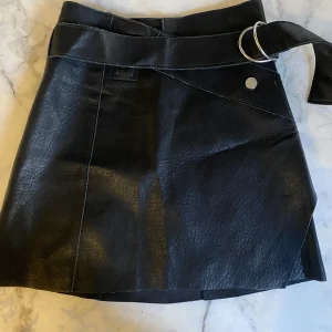 Charlotte Pirroni Jupe Zara simili cuir avec boucle
