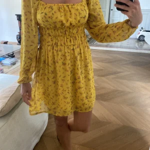 Charlotte Pirroni Robe  Nastygal moutarde à fleurs