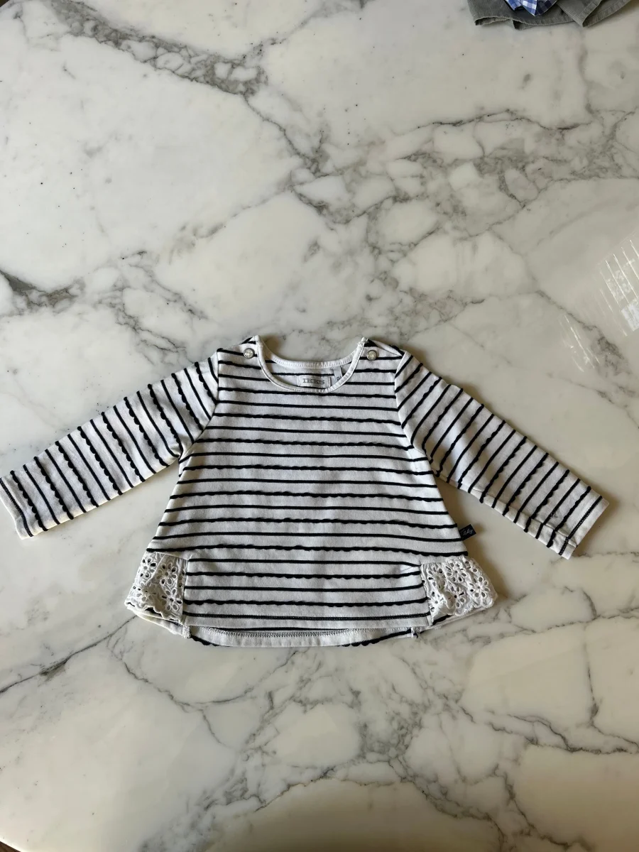 Haut manche longue rayé noir et blanc avec dentelle 6 mois – Image 2